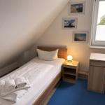 Schlafzimmer im DG mit Fenster und zwei Einzelbetten 100 x 200