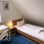 Schlafzimmer im DG mit Fenster und zwei Einzelbetten 100 x 200