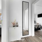 Zimmer mit Spiegel, Kleiderschrank und Bett. Holzboden und Wand-TV sichtbar.
