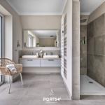Badezimmer mit Dusche, Waschtisch und Sitzgelegenheit