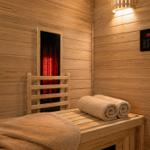 Sauna mit Holzbank, Handtuch und Heizung. Temperaturanzeige 39 Grad.