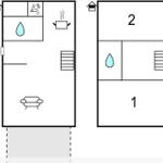 Weitläufige Siedlung mit weißen Häusern und grünen Rasenflächen am Wasser.