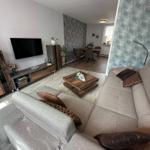 Wohnzimmer mit Sofa (auch als Schlafcouch für 2 Kinder möglich)