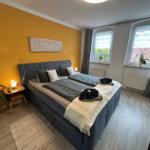 Schlafzimmer mit Fernseher und bei Bedarf Babybett