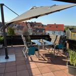 Sonnenterrasse mit Terrassenmöbel und Sonnenschirm