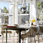 Hütte mit Whirlpool, Terrasse und Garten. Holzhaus mit Glasfront und Sonnenschutz.