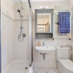 Badezimmer mit Dusche