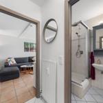 Blick vom Flur ins Wohnzimmer und ins Badezimmer