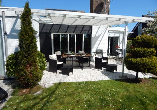 Wunderschönes freistehendes Ferienhaus, an der See, Sauna, Strand & Yachthafen, WLAN